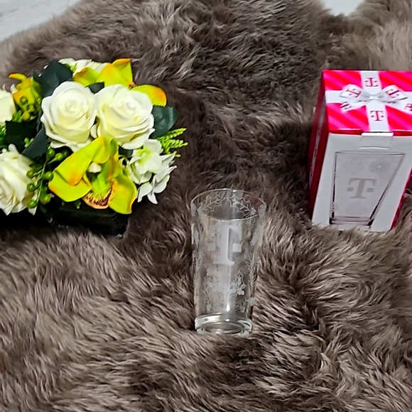 2 TMobile Holiday Glasses - Picture 3 of 4